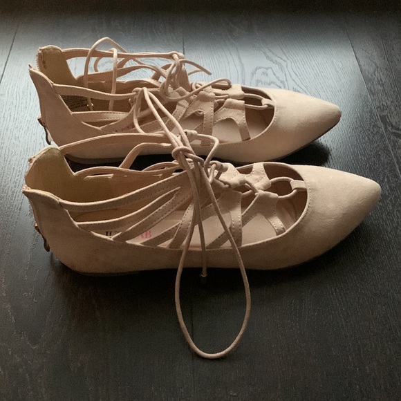 BRAND NEW cream, suede pointed-toe lace-up flats. - Picture 2 of 3